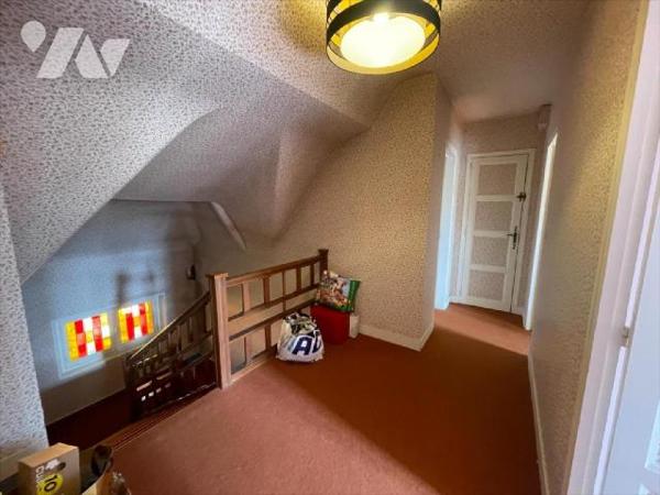 Condé en Normandie Plein centre ville. Maison familiale sur terrain de 902m² et comprenant : Au...