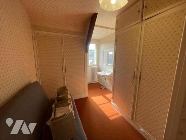 Condé en Normandie Plein centre ville. Maison familiale sur terrain de 902m² et comprenant : Au...