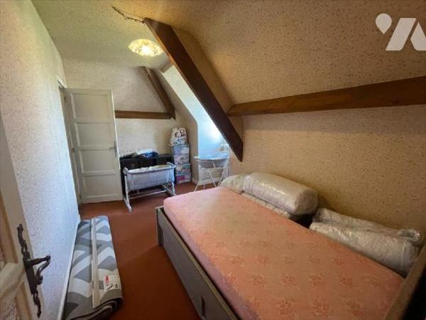 Condé en Normandie Plein centre ville. Maison familiale sur terrain de 902m² et comprenant : Au...