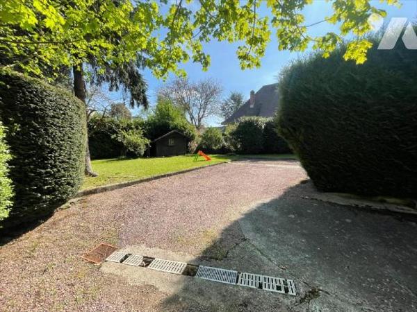 Condé en Normandie Plein centre ville. Maison familiale sur terrain de 902m² et comprenant : Au...