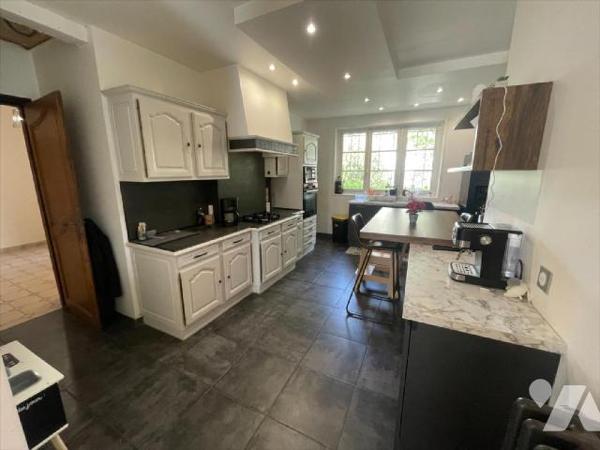 Condé en Normandie Plein centre ville. Maison familiale sur terrain de 902m² et comprenant : Au...