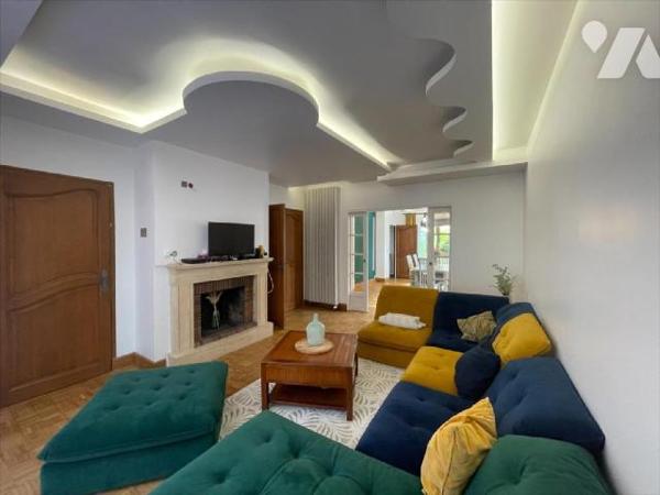 Condé en Normandie Plein centre ville. Maison familiale sur terrain de 902m² et comprenant : Au...