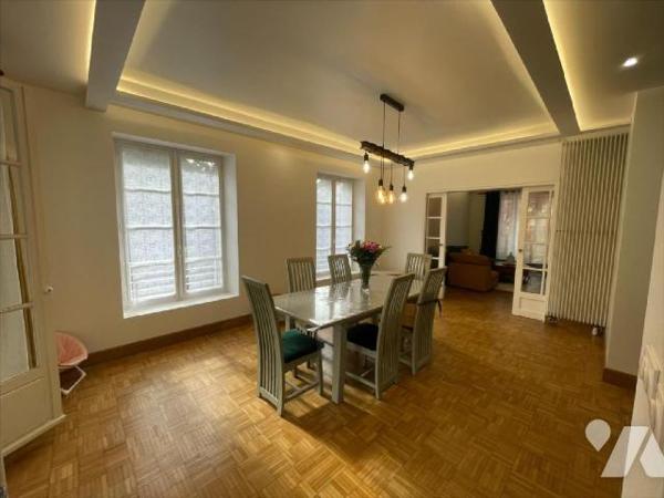 Condé en Normandie Plein centre ville. Maison familiale sur terrain de 902m² et comprenant : Au...