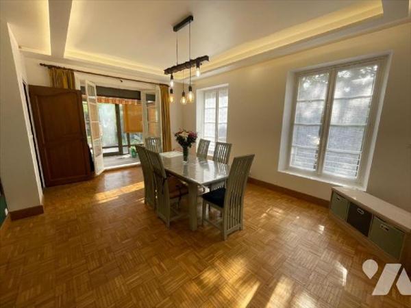 Condé en Normandie Plein centre ville. Maison familiale sur terrain de 902m² et comprenant : Au...