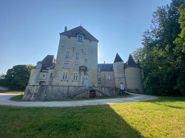 Appartement Château de Beire Le Chatel 5 pièce(s) 3 ch 2 sdb 160 m2