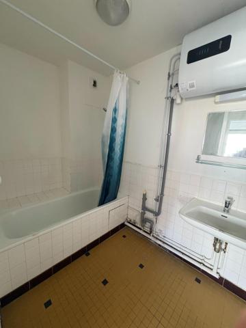 T2 idéal pour étudiant ou investisseur/ climatisation !!! / fenêtres double vitrage neuves / Dpe après travaux D !!!