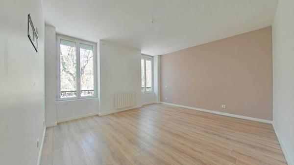 MAGNIFIQUE F4 SUR LA PLACE ANATOLE FRANCE