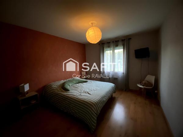 Maison de plain-pied sans vis-à-vis, offrant un cadre paisible