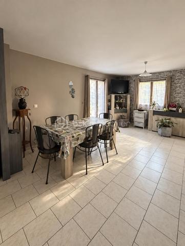 À Gasny (Eure, 27), au calme dans une impasse, cette maison lumineuse de 104 m² développe quatre chambres réparties sur deux niveaux, sur un terrain de 900 m². Grande pièce de vie avec cheminée à insert, chambre de plain-pied avec salle d'eau attenante, sous-sol total et terrasse composent un ensemble familial fonctionnel et bien agencé.

REZ-DE-CHAUSSÉE

La grande pièce de vie s'ouvre sur la cuisine, formant un espace unifié et lumineux, adapté aux moments du quotidien comme à la réception. Une cheminée à insert apporte chaleur et caractère à cet espace, tout en constituant un complément de chauffage appréciable en hiver. Ce niveau accueille également une chambre donnant sur une salle d'eau, configuration proche d'une suite qui permet une organisation de plain-pied, idéale pour des parents, des invités ou un usage sur le long terme. Un WC séparé complète le rez-de-chaussée, ainsi qu'un accès direct au sous-sol depuis l'intérieur.

À L'ÉTAGE

Un palier dessert trois chambres de bonne taille ainsi qu'une salle de bain avec toilettes. L'espace nuit de l'étage est ainsi clairement séparé des pièces de vie, avec des sanitaires présents à chaque niveau, une organisation pratique pour une famille avec enfants ou un foyer souhaitant dédier une pièce au télétravail.

SOUS-SOL TOTAL

Le grand sous-sol total, accessible depuis l'intérieur, bénéficie d'une bonne hauteur. Il offre un volume conséquent en complément de la surface habitable, utilisable en rangement, atelier, buanderie ou stationnement selon les besoins. Un atout concret, qui élargit sensiblement les possibilités d'usage du bien au quotidien.

EXTÉRIEUR

Le terrain de 900 m² offre un espace extérieur généreux, propice aux activités familiales, à l'aménagement paysager ou à un potager. Une terrasse prolonge la maison et permet de profiter des beaux jours en continuité avec les pièces de vie. Le terrain est sans vis-à-vis, ce qui garantit une vraie intimité dans l'usage de l'extérieur.

ENVIRONNEMENT ET ACCÈS

L'implantation en impasse assure une tranquillité réelle, avec une circulation limitée aux seuls riverains, un critère recherché par les familles, notamment pour la sécurité des enfants. Gasny se situe dans l'Eure, à proximité de Vernon et de la vallée de la Seine, dans un cadre verdoyant qui reste relié aux commerces, établissements scolaires et axes routiers du secteur.

POINTS À NOTER

Cette maison s'adresse aux familles recherchant un bien lumineux et fonctionnel, avec quatre chambres dont une de plain-pied, un sous-sol total et un grand terrain, dans un environnement calme.

Une maison familiale lumineuse de 104 m², avec sous-sol total et terrain de 900 m², au calme en impasse à Gasny.