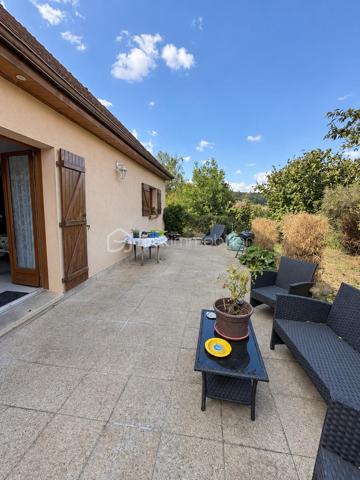 À Gasny (Eure, 27), au calme dans une impasse, cette maison lumineuse de 104 m² développe quatre chambres réparties sur deux niveaux, sur un terrain de 900 m². Grande pièce de vie avec cheminée à insert, chambre de plain-pied avec salle d'eau attenante, sous-sol total et terrasse composent un ensemble familial fonctionnel et bien agencé.

REZ-DE-CHAUSSÉE

La grande pièce de vie s'ouvre sur la cuisine, formant un espace unifié et lumineux, adapté aux moments du quotidien comme à la réception. Une cheminée à insert apporte chaleur et caractère à cet espace, tout en constituant un complément de chauffage appréciable en hiver. Ce niveau accueille également une chambre donnant sur une salle d'eau, configuration proche d'une suite qui permet une organisation de plain-pied, idéale pour des parents, des invités ou un usage sur le long terme. Un WC séparé complète le rez-de-chaussée, ainsi qu'un accès direct au sous-sol depuis l'intérieur.

À L'ÉTAGE

Un palier dessert trois chambres de bonne taille ainsi qu'une salle de bain avec toilettes. L'espace nuit de l'étage est ainsi clairement séparé des pièces de vie, avec des sanitaires présents à chaque niveau, une organisation pratique pour une famille avec enfants ou un foyer souhaitant dédier une pièce au télétravail.

SOUS-SOL TOTAL

Le grand sous-sol total, accessible depuis l'intérieur, bénéficie d'une bonne hauteur. Il offre un volume conséquent en complément de la surface habitable, utilisable en rangement, atelier, buanderie ou stationnement selon les besoins. Un atout concret, qui élargit sensiblement les possibilités d'usage du bien au quotidien.

EXTÉRIEUR

Le terrain de 900 m² offre un espace extérieur généreux, propice aux activités familiales, à l'aménagement paysager ou à un potager. Une terrasse prolonge la maison et permet de profiter des beaux jours en continuité avec les pièces de vie. Le terrain est sans vis-à-vis, ce qui garantit une vraie intimité dans l'usage de l'extérieur.

ENVIRONNEMENT ET ACCÈS

L'implantation en impasse assure une tranquillité réelle, avec une circulation limitée aux seuls riverains, un critère recherché par les familles, notamment pour la sécurité des enfants. Gasny se situe dans l'Eure, à proximité de Vernon et de la vallée de la Seine, dans un cadre verdoyant qui reste relié aux commerces, établissements scolaires et axes routiers du secteur.

POINTS À NOTER

Cette maison s'adresse aux familles recherchant un bien lumineux et fonctionnel, avec quatre chambres dont une de plain-pied, un sous-sol total et un grand terrain, dans un environnement calme.

Une maison familiale lumineuse de 104 m², avec sous-sol total et terrain de 900 m², au calme en impasse à Gasny.