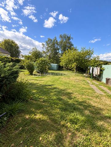 À Gasny (Eure, 27), au calme dans une impasse, cette maison lumineuse de 104 m² développe quatre chambres réparties sur deux niveaux, sur un terrain de 900 m². Grande pièce de vie avec cheminée à insert, chambre de plain-pied avec salle d'eau attenante, sous-sol total et terrasse composent un ensemble familial fonctionnel et bien agencé.

REZ-DE-CHAUSSÉE

La grande pièce de vie s'ouvre sur la cuisine, formant un espace unifié et lumineux, adapté aux moments du quotidien comme à la réception. Une cheminée à insert apporte chaleur et caractère à cet espace, tout en constituant un complément de chauffage appréciable en hiver. Ce niveau accueille également une chambre donnant sur une salle d'eau, configuration proche d'une suite qui permet une organisation de plain-pied, idéale pour des parents, des invités ou un usage sur le long terme. Un WC séparé complète le rez-de-chaussée, ainsi qu'un accès direct au sous-sol depuis l'intérieur.

À L'ÉTAGE

Un palier dessert trois chambres de bonne taille ainsi qu'une salle de bain avec toilettes. L'espace nuit de l'étage est ainsi clairement séparé des pièces de vie, avec des sanitaires présents à chaque niveau, une organisation pratique pour une famille avec enfants ou un foyer souhaitant dédier une pièce au télétravail.

SOUS-SOL TOTAL

Le grand sous-sol total, accessible depuis l'intérieur, bénéficie d'une bonne hauteur. Il offre un volume conséquent en complément de la surface habitable, utilisable en rangement, atelier, buanderie ou stationnement selon les besoins. Un atout concret, qui élargit sensiblement les possibilités d'usage du bien au quotidien.

EXTÉRIEUR

Le terrain de 900 m² offre un espace extérieur généreux, propice aux activités familiales, à l'aménagement paysager ou à un potager. Une terrasse prolonge la maison et permet de profiter des beaux jours en continuité avec les pièces de vie. Le terrain est sans vis-à-vis, ce qui garantit une vraie intimité dans l'usage de l'extérieur.

ENVIRONNEMENT ET ACCÈS

L'implantation en impasse assure une tranquillité réelle, avec une circulation limitée aux seuls riverains, un critère recherché par les familles, notamment pour la sécurité des enfants. Gasny se situe dans l'Eure, à proximité de Vernon et de la vallée de la Seine, dans un cadre verdoyant qui reste relié aux commerces, établissements scolaires et axes routiers du secteur.

POINTS À NOTER

Cette maison s'adresse aux familles recherchant un bien lumineux et fonctionnel, avec quatre chambres dont une de plain-pied, un sous-sol total et un grand terrain, dans un environnement calme.

Une maison familiale lumineuse de 104 m², avec sous-sol total et terrain de 900 m², au calme en impasse à Gasny.