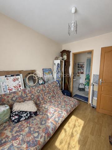 À Gasny (Eure, 27), au calme dans une impasse, cette maison lumineuse de 104 m² développe quatre chambres réparties sur deux niveaux, sur un terrain de 900 m². Grande pièce de vie avec cheminée à insert, chambre de plain-pied avec salle d'eau attenante, sous-sol total et terrasse composent un ensemble familial fonctionnel et bien agencé.

REZ-DE-CHAUSSÉE

La grande pièce de vie s'ouvre sur la cuisine, formant un espace unifié et lumineux, adapté aux moments du quotidien comme à la réception. Une cheminée à insert apporte chaleur et caractère à cet espace, tout en constituant un complément de chauffage appréciable en hiver. Ce niveau accueille également une chambre donnant sur une salle d'eau, configuration proche d'une suite qui permet une organisation de plain-pied, idéale pour des parents, des invités ou un usage sur le long terme. Un WC séparé complète le rez-de-chaussée, ainsi qu'un accès direct au sous-sol depuis l'intérieur.

À L'ÉTAGE

Un palier dessert trois chambres de bonne taille ainsi qu'une salle de bain avec toilettes. L'espace nuit de l'étage est ainsi clairement séparé des pièces de vie, avec des sanitaires présents à chaque niveau, une organisation pratique pour une famille avec enfants ou un foyer souhaitant dédier une pièce au télétravail.

SOUS-SOL TOTAL

Le grand sous-sol total, accessible depuis l'intérieur, bénéficie d'une bonne hauteur. Il offre un volume conséquent en complément de la surface habitable, utilisable en rangement, atelier, buanderie ou stationnement selon les besoins. Un atout concret, qui élargit sensiblement les possibilités d'usage du bien au quotidien.

EXTÉRIEUR

Le terrain de 900 m² offre un espace extérieur généreux, propice aux activités familiales, à l'aménagement paysager ou à un potager. Une terrasse prolonge la maison et permet de profiter des beaux jours en continuité avec les pièces de vie. Le terrain est sans vis-à-vis, ce qui garantit une vraie intimité dans l'usage de l'extérieur.

ENVIRONNEMENT ET ACCÈS

L'implantation en impasse assure une tranquillité réelle, avec une circulation limitée aux seuls riverains, un critère recherché par les familles, notamment pour la sécurité des enfants. Gasny se situe dans l'Eure, à proximité de Vernon et de la vallée de la Seine, dans un cadre verdoyant qui reste relié aux commerces, établissements scolaires et axes routiers du secteur.

POINTS À NOTER

Cette maison s'adresse aux familles recherchant un bien lumineux et fonctionnel, avec quatre chambres dont une de plain-pied, un sous-sol total et un grand terrain, dans un environnement calme.

Une maison familiale lumineuse de 104 m², avec sous-sol total et terrain de 900 m², au calme en impasse à Gasny.