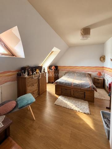 À Gasny (Eure, 27), au calme dans une impasse, cette maison lumineuse de 104 m² développe quatre chambres réparties sur deux niveaux, sur un terrain de 900 m². Grande pièce de vie avec cheminée à insert, chambre de plain-pied avec salle d'eau attenante, sous-sol total et terrasse composent un ensemble familial fonctionnel et bien agencé.

REZ-DE-CHAUSSÉE

La grande pièce de vie s'ouvre sur la cuisine, formant un espace unifié et lumineux, adapté aux moments du quotidien comme à la réception. Une cheminée à insert apporte chaleur et caractère à cet espace, tout en constituant un complément de chauffage appréciable en hiver. Ce niveau accueille également une chambre donnant sur une salle d'eau, configuration proche d'une suite qui permet une organisation de plain-pied, idéale pour des parents, des invités ou un usage sur le long terme. Un WC séparé complète le rez-de-chaussée, ainsi qu'un accès direct au sous-sol depuis l'intérieur.

À L'ÉTAGE

Un palier dessert trois chambres de bonne taille ainsi qu'une salle de bain avec toilettes. L'espace nuit de l'étage est ainsi clairement séparé des pièces de vie, avec des sanitaires présents à chaque niveau, une organisation pratique pour une famille avec enfants ou un foyer souhaitant dédier une pièce au télétravail.

SOUS-SOL TOTAL

Le grand sous-sol total, accessible depuis l'intérieur, bénéficie d'une bonne hauteur. Il offre un volume conséquent en complément de la surface habitable, utilisable en rangement, atelier, buanderie ou stationnement selon les besoins. Un atout concret, qui élargit sensiblement les possibilités d'usage du bien au quotidien.

EXTÉRIEUR

Le terrain de 900 m² offre un espace extérieur généreux, propice aux activités familiales, à l'aménagement paysager ou à un potager. Une terrasse prolonge la maison et permet de profiter des beaux jours en continuité avec les pièces de vie. Le terrain est sans vis-à-vis, ce qui garantit une vraie intimité dans l'usage de l'extérieur.

ENVIRONNEMENT ET ACCÈS

L'implantation en impasse assure une tranquillité réelle, avec une circulation limitée aux seuls riverains, un critère recherché par les familles, notamment pour la sécurité des enfants. Gasny se situe dans l'Eure, à proximité de Vernon et de la vallée de la Seine, dans un cadre verdoyant qui reste relié aux commerces, établissements scolaires et axes routiers du secteur.

POINTS À NOTER

Cette maison s'adresse aux familles recherchant un bien lumineux et fonctionnel, avec quatre chambres dont une de plain-pied, un sous-sol total et un grand terrain, dans un environnement calme.

Une maison familiale lumineuse de 104 m², avec sous-sol total et terrain de 900 m², au calme en impasse à Gasny.