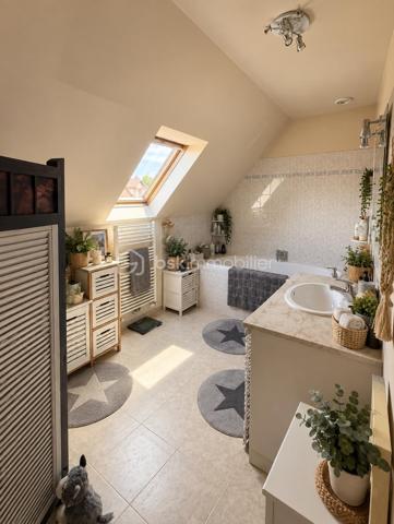 À Gasny (Eure, 27), au calme dans une impasse, cette maison lumineuse de 104 m² développe quatre chambres réparties sur deux niveaux, sur un terrain de 900 m². Grande pièce de vie avec cheminée à insert, chambre de plain-pied avec salle d'eau attenante, sous-sol total et terrasse composent un ensemble familial fonctionnel et bien agencé.

REZ-DE-CHAUSSÉE

La grande pièce de vie s'ouvre sur la cuisine, formant un espace unifié et lumineux, adapté aux moments du quotidien comme à la réception. Une cheminée à insert apporte chaleur et caractère à cet espace, tout en constituant un complément de chauffage appréciable en hiver. Ce niveau accueille également une chambre donnant sur une salle d'eau, configuration proche d'une suite qui permet une organisation de plain-pied, idéale pour des parents, des invités ou un usage sur le long terme. Un WC séparé complète le rez-de-chaussée, ainsi qu'un accès direct au sous-sol depuis l'intérieur.

À L'ÉTAGE

Un palier dessert trois chambres de bonne taille ainsi qu'une salle de bain avec toilettes. L'espace nuit de l'étage est ainsi clairement séparé des pièces de vie, avec des sanitaires présents à chaque niveau, une organisation pratique pour une famille avec enfants ou un foyer souhaitant dédier une pièce au télétravail.

SOUS-SOL TOTAL

Le grand sous-sol total, accessible depuis l'intérieur, bénéficie d'une bonne hauteur. Il offre un volume conséquent en complément de la surface habitable, utilisable en rangement, atelier, buanderie ou stationnement selon les besoins. Un atout concret, qui élargit sensiblement les possibilités d'usage du bien au quotidien.

EXTÉRIEUR

Le terrain de 900 m² offre un espace extérieur généreux, propice aux activités familiales, à l'aménagement paysager ou à un potager. Une terrasse prolonge la maison et permet de profiter des beaux jours en continuité avec les pièces de vie. Le terrain est sans vis-à-vis, ce qui garantit une vraie intimité dans l'usage de l'extérieur.

ENVIRONNEMENT ET ACCÈS

L'implantation en impasse assure une tranquillité réelle, avec une circulation limitée aux seuls riverains, un critère recherché par les familles, notamment pour la sécurité des enfants. Gasny se situe dans l'Eure, à proximité de Vernon et de la vallée de la Seine, dans un cadre verdoyant qui reste relié aux commerces, établissements scolaires et axes routiers du secteur.

POINTS À NOTER

Cette maison s'adresse aux familles recherchant un bien lumineux et fonctionnel, avec quatre chambres dont une de plain-pied, un sous-sol total et un grand terrain, dans un environnement calme.

Une maison familiale lumineuse de 104 m², avec sous-sol total et terrain de 900 m², au calme en impasse à Gasny.