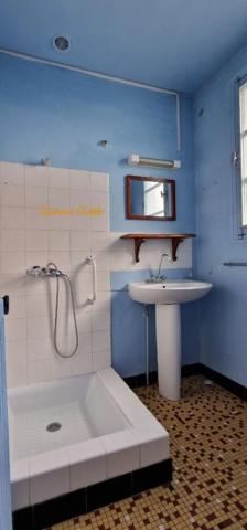 24120 Terrasson Lavilledieu : maison de ville à rafraîchhir