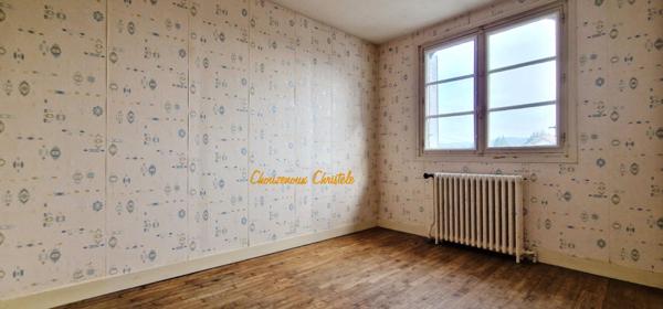 24120 Terrasson Lavilledieu : maison de ville à rafraîchhir