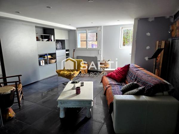 Maison sur sous-sol aménagé, rénovée, trois chambres, deux cuisines, deux séjours, deux salons, piscine couverte, dépendance !!