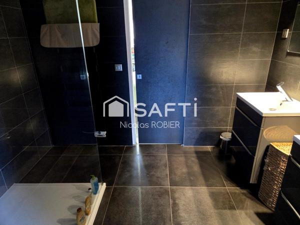 Maison sur sous-sol aménagé, rénovée, trois chambres, deux cuisines, deux séjours, deux salons, piscine couverte, dépendance !!