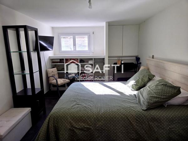 Maison sur sous-sol aménagé, rénovée, trois chambres, deux cuisines, deux séjours, deux salons, piscine couverte, dépendance !!