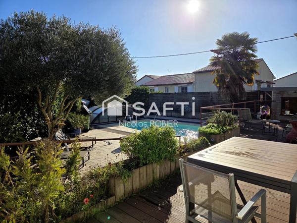 Maison sur sous-sol aménagé, rénovée, trois chambres, deux cuisines, deux séjours, deux salons, piscine couverte, dépendance !!