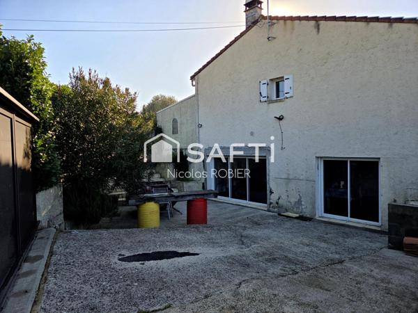 Maison sur sous-sol aménagé, rénovée, trois chambres, deux cuisines, deux séjours, deux salons, piscine couverte, dépendance !!