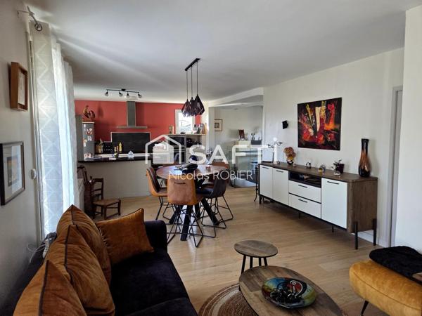 Maison sur sous-sol aménagé, rénovée, trois chambres, deux cuisines, deux séjours, deux salons, piscine couverte, dépendance !!