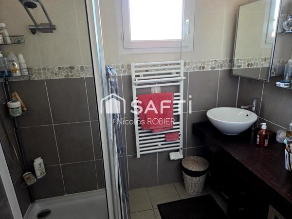 Maison sur sous-sol aménagé, rénovée, trois chambres, deux cuisines, deux séjours, deux salons, piscine couverte, dépendance !!