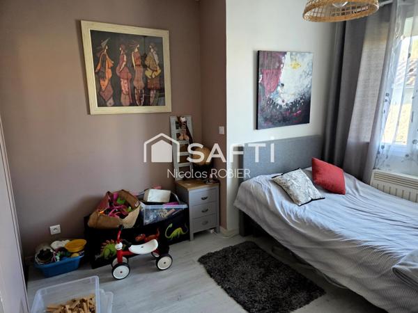 Maison sur sous-sol aménagé, rénovée, trois chambres, deux cuisines, deux séjours, deux salons, piscine couverte, dépendance !!