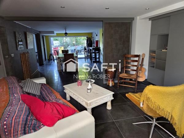 Maison sur sous-sol aménagé, rénovée, trois chambres, deux cuisines, deux séjours, deux salons, piscine couverte, dépendance !!