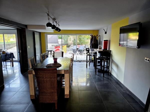 Maison sur sous-sol aménagé, rénovée, trois chambres, deux cuisines, deux séjours, deux salons, piscine couverte, dépendance !!