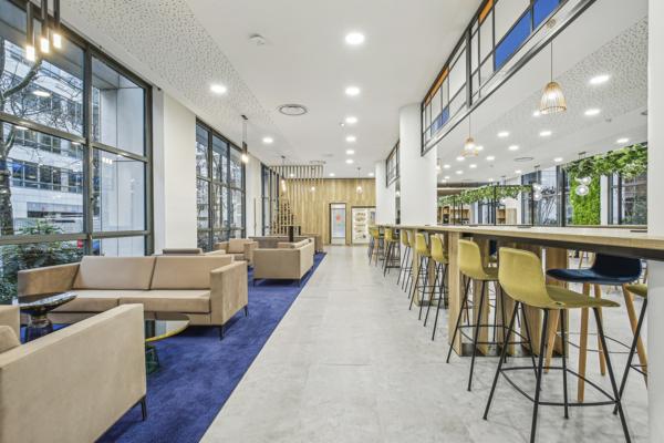Bureaux rénovés à louer à Rueil-Malmaison avec parkings et services