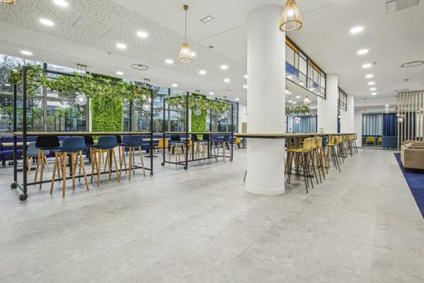 Bureaux rénovés à louer à Rueil-Malmaison avec parkings et services