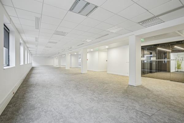 Bureaux rénovés à louer à Rueil-Malmaison avec parkings et services
