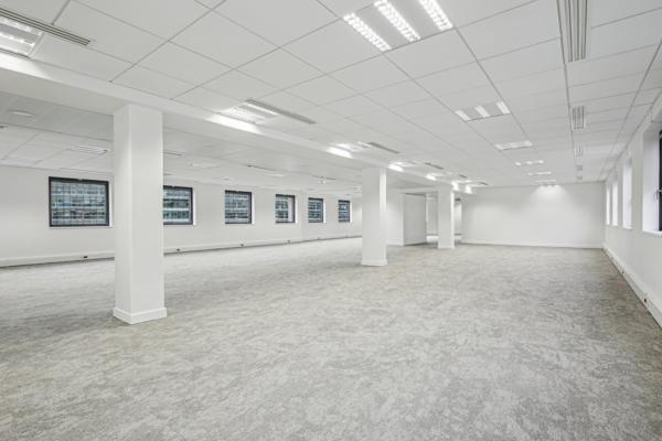 Bureaux rénovés à louer à Rueil-Malmaison avec parkings et services