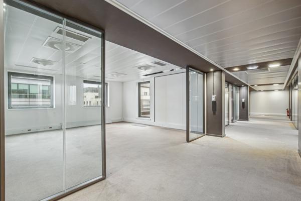 Bureaux rénovés à louer à Rueil-Malmaison avec parkings et services