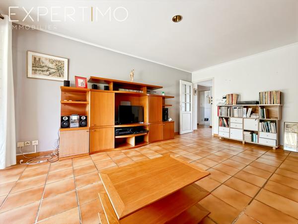 Palavas-les-Flots (34250) Palavas les Flots, villa T5 d'environ 106 m2 sur un terrain de 476 m2, dépendance et garage.