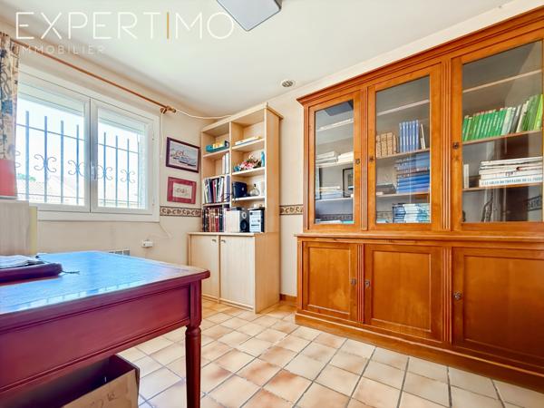 Palavas-les-Flots (34250) Palavas les Flots, villa T5 d'environ 106 m2 sur un terrain de 476 m2, dépendance et garage.