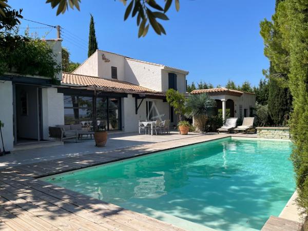 VILLA 160M² HABITABLES 4 CHAMBRES 2 BUREAUX 2 GARAGES PISCINE SUR 3000M² DE TERRAIN