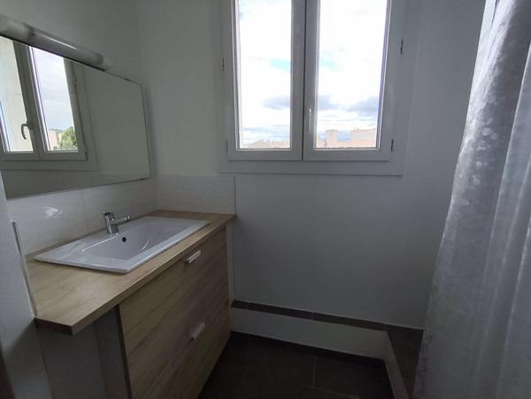 SALON DE PCE - Appartement T3 de 68 m² avec vue dégagée