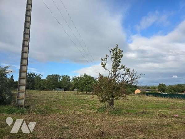 Terrain a bâtir de 4399 m2 proche du Bourg