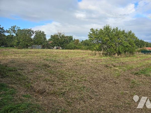 Terrain a bâtir de 4399 m2 proche du Bourg