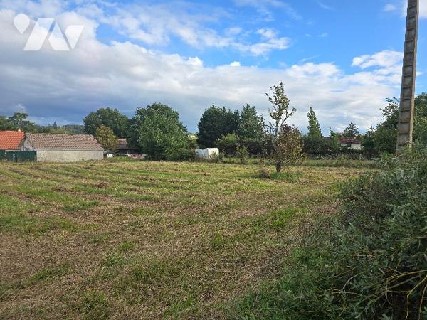 Terrain a bâtir de 4399 m2 proche du Bourg