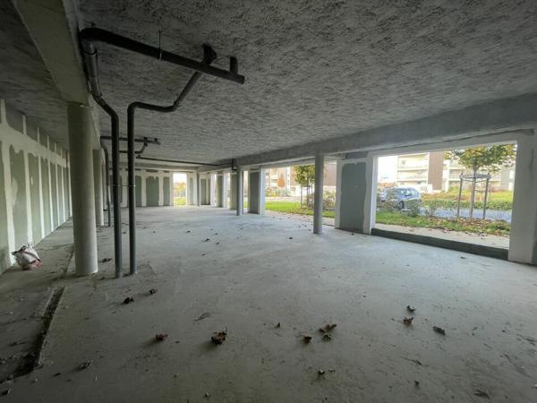 A VENDRE LOCAUX PROFESSIONNELS 315M2 SAINT BENOIT - ZONE PRE MEDARD