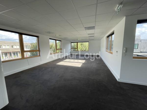 Bureaux à louer à Villeneuve-d'Ascq dans immeuble bois lumineux et modulable