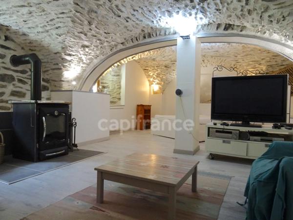 En Savoie (73), à vendre Vallée de La Maurienne, maison P8 rénovée, cave, voutes, terrain, combles, stations de ski, 3 vallées