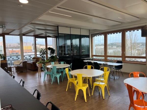 Bureaux à louer à Châtenay-Malabry dans immeuble récent avec terrasse