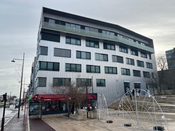 Bureaux à louer à Châtenay-Malabry dans immeuble récent avec terrasse