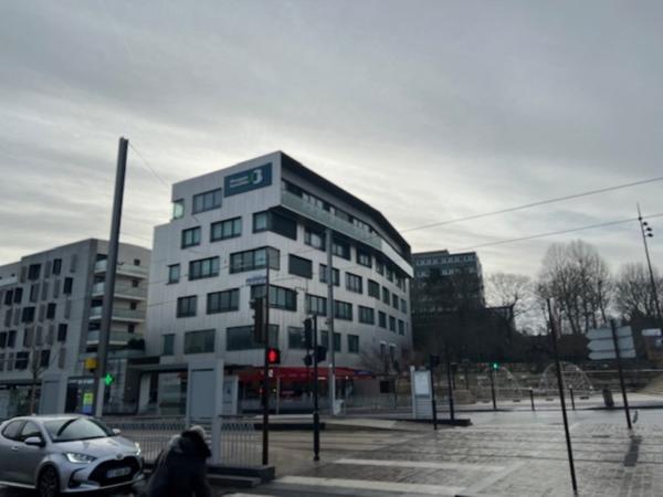 Bureaux à louer à Châtenay-Malabry dans immeuble récent avec terrasse