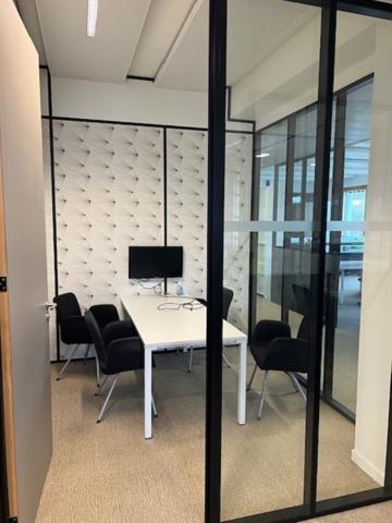 Bureaux à louer à Châtenay-Malabry dans immeuble récent avec terrasse