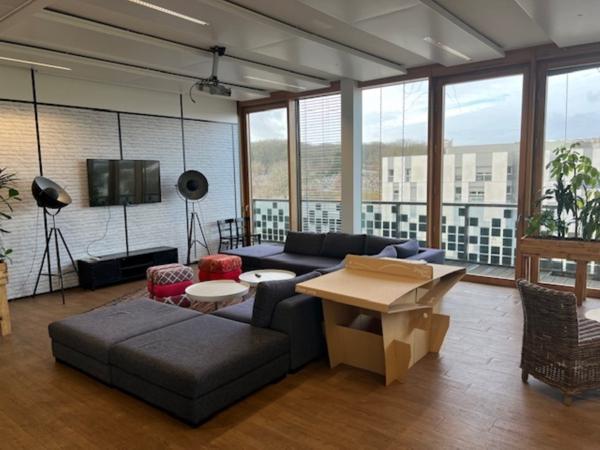 Bureaux à louer à Châtenay-Malabry dans immeuble récent avec terrasse